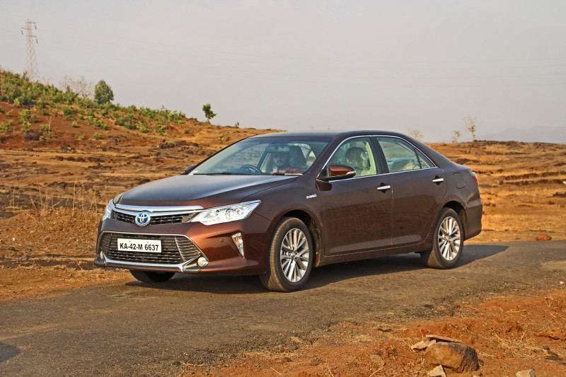 Toyota Camry Hybrid Images 38